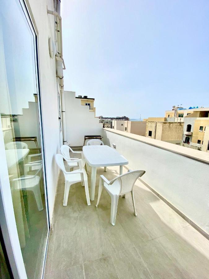 New Breeze Apartment Сейнт Полс Бей Екстериор снимка