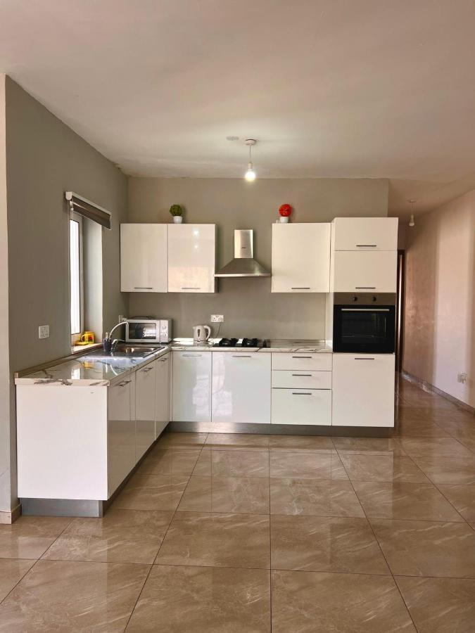 New Breeze Apartment Сейнт Полс Бей Екстериор снимка